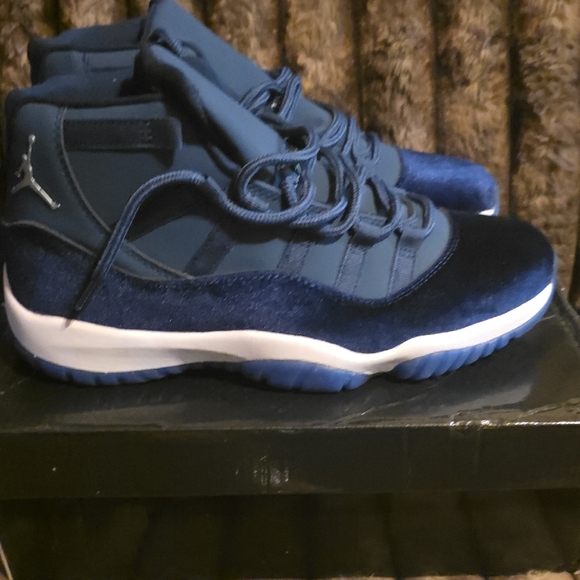 Jordan Blue and White Sneakers - Picture 2 of 4